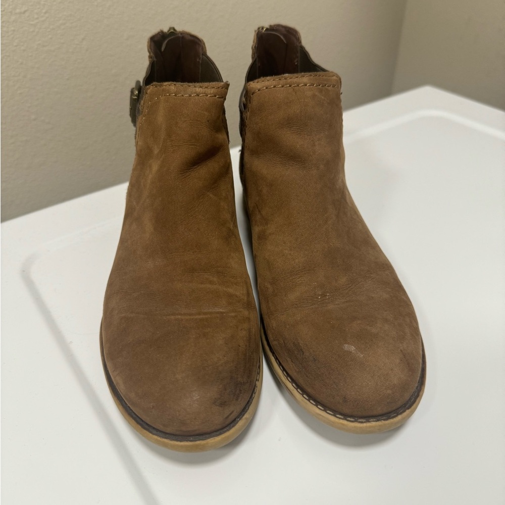 Brown ankle boots w/ buckles